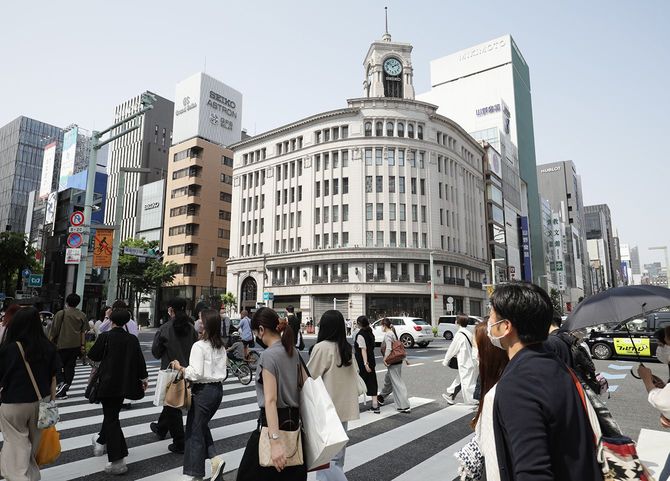 銀座4丁目交差点を行き交う人たち