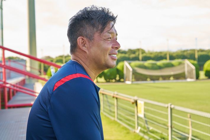 練習後のグラウンドを見つめる鬼木監督。