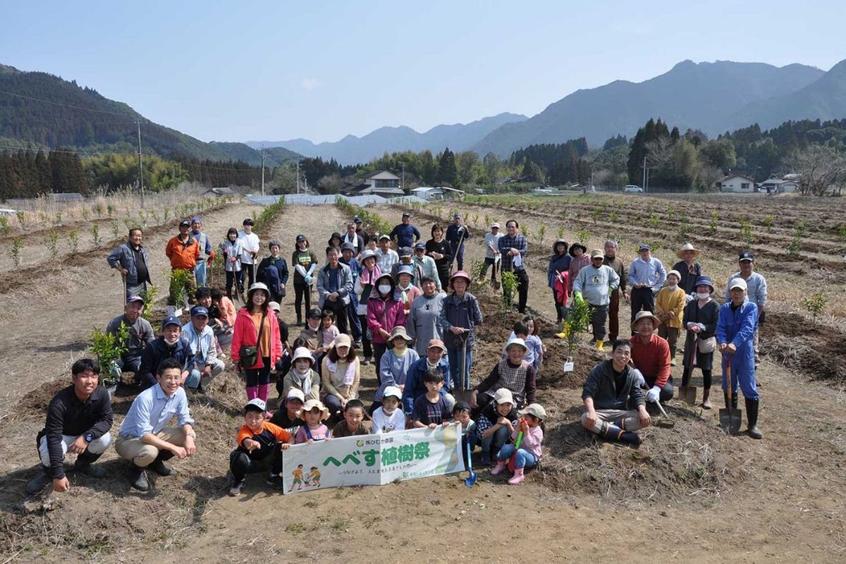 地元の人たちと開いた植樹祭。前列左から2番目が内山さん