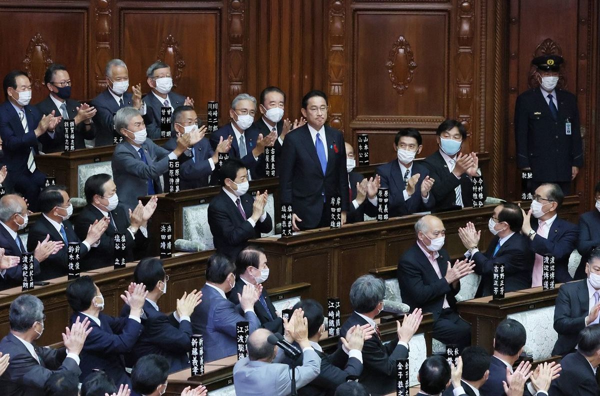 令和3年10月4日午後、衆参両院にて首相指名投票が行われ、岸田文雄議員が、伊藤博文初代内閣総理大臣から数えて第100代目の内閣総理大臣として指名されました。