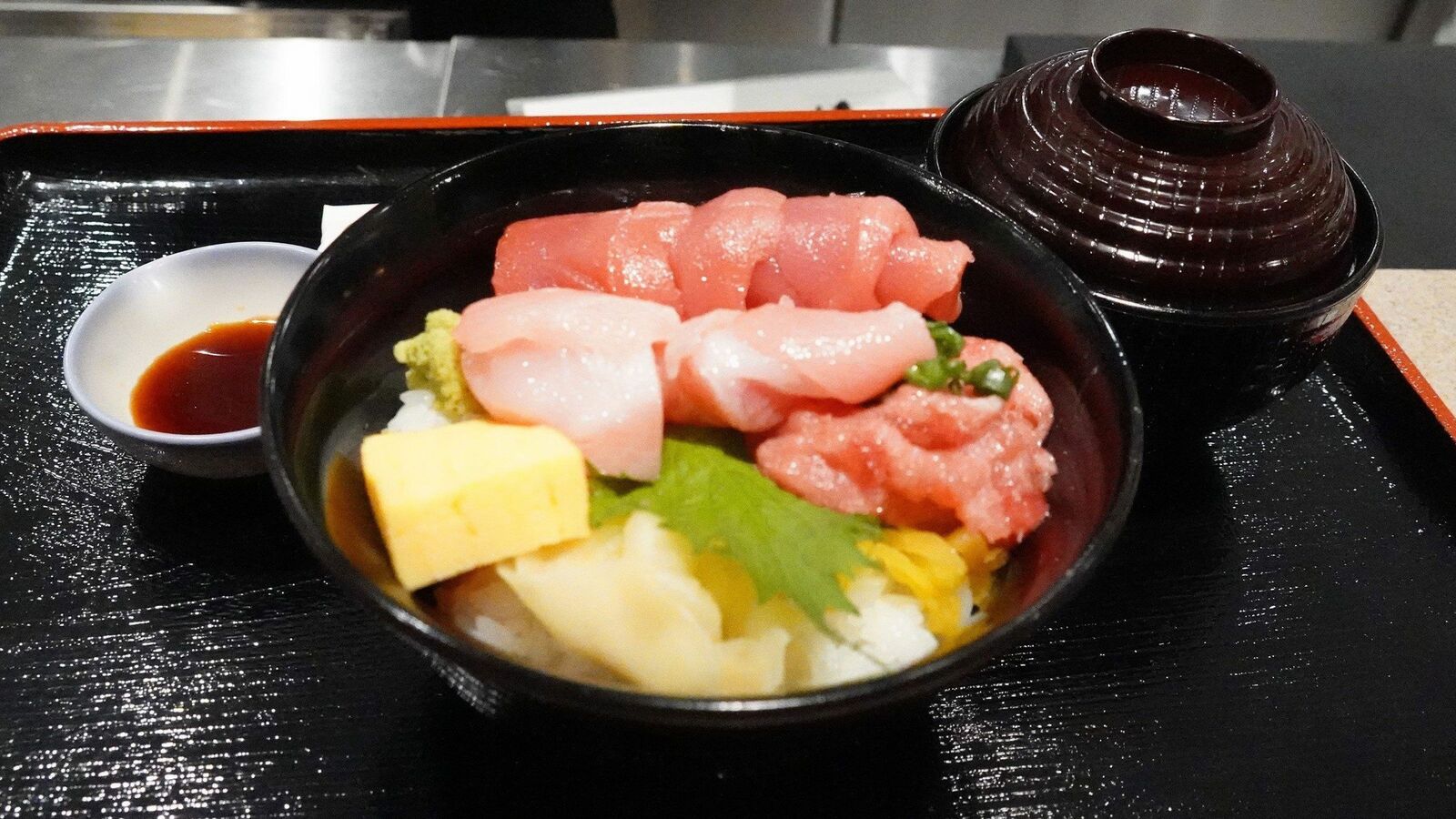 豊洲の｢インバウン丼｣は適正価格なのか　店員は｢ボッタクリ丼だと思うなら､そう思えばいい｣ 1万8000円のうに丼も…