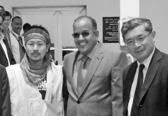 研究所にお越しいただいた在モーリタニア日本大使館東博史大使（右）と、モーリタニア国立サバクトビバッタ研究所のババ所長（中）、モーリタニアの民族衣装をまとった著者（左）