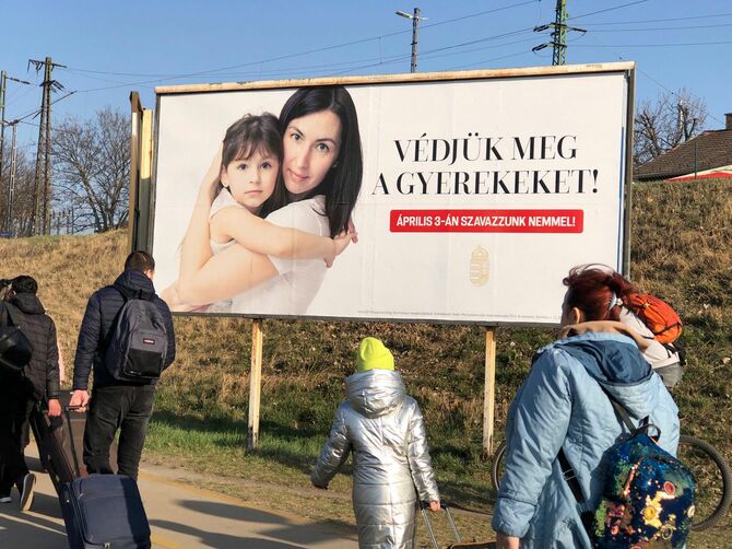 ハンガリー議会選挙に際して、多様性に関する国民投票が行われた。「未成年者に対して性転換手術（性別適合手術）を広めることに賛成しますか」など答えにくい設問が並んだ。写真のポスターはその際に町中に貼られていたもので、「子どもを守ろう」とだけ書いてある。
