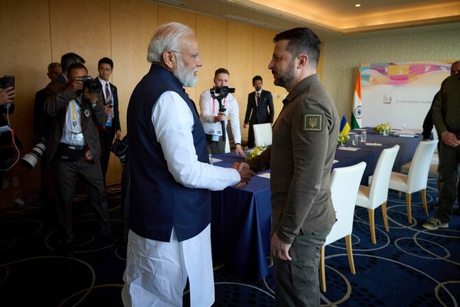G7広島サミットで2国間会談を行ったウクライナのゼレンスキー大統領（右）とインドのモディ首相（2023年5月20日）