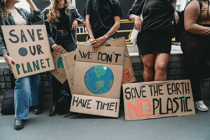 地球温暖化に対する抗議デモをする人々