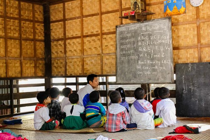 ミャンマー、バカンにある学校