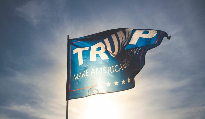 2016年11月6日、ラスベガスではためくトランプの旗