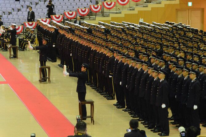 新装の各自衛隊制服姿での宣誓式