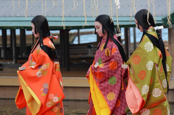 平安時代の衣装を着て京都の秋の斎宮行列に参加する女性
