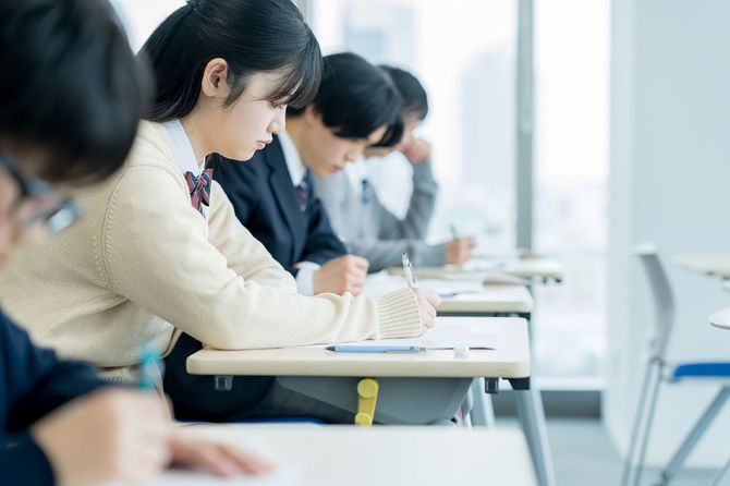 試験を受ける生徒