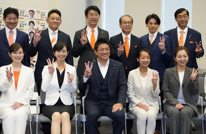 神谷代表と所属議員ら
