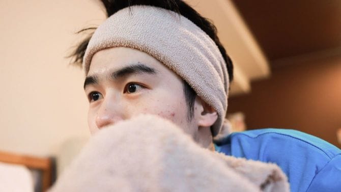 洗顔後の若い男性