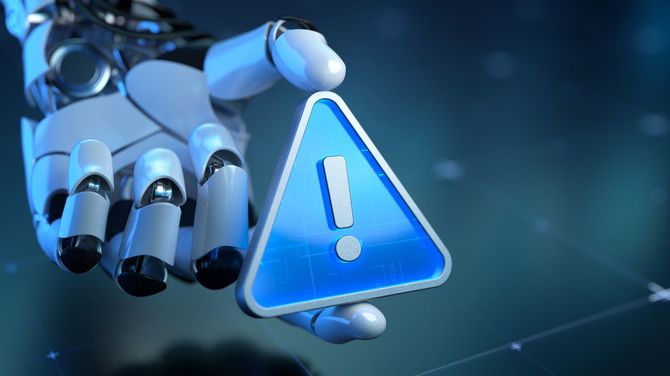 感嘆符付きの青い警告サインを持つロボットハンド