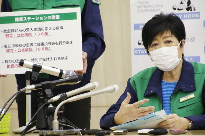 8月17日に開かれた東京都新型コロナウイルス対策本部会議の終了後、記者団の取材に応じる小池百合子知事