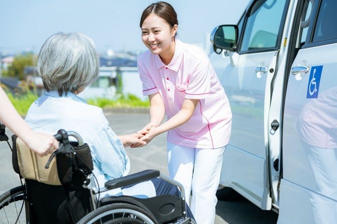 送迎する介護者