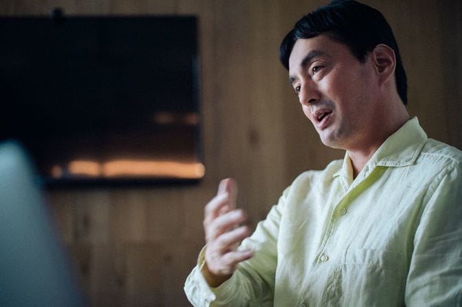 インタビューに答えるメルカリ創業者でCEOの山田進太郎氏