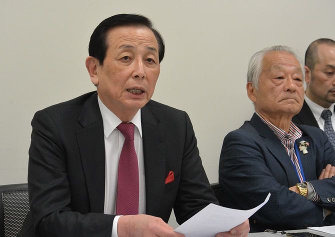 記者会見するフジテックの内山高一前会長（左）＝2023年4月25日午後、東京都中央区