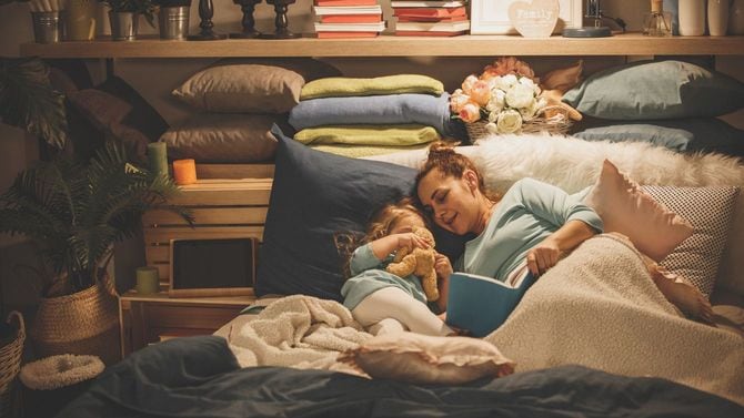 娘に読み聞かせする母親