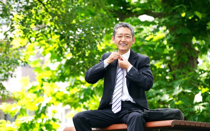 公園で休む中年のビジネスマン