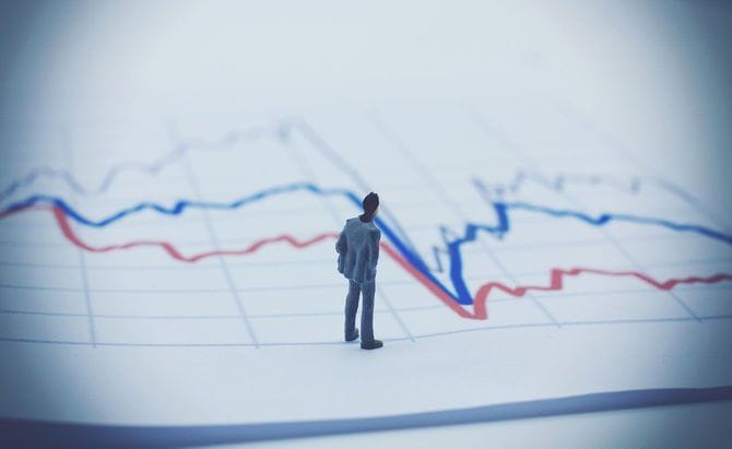 グラフを見ている男性