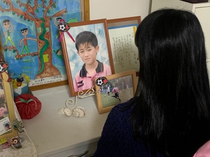 亡くなった孝徳君の遺影を見る、母親の小関代里子さん