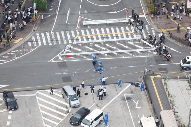 安倍晋三元首相が撃たれた近鉄大和西大寺駅前(2022年7月8日午後、奈良市。時事通信ヘリより)