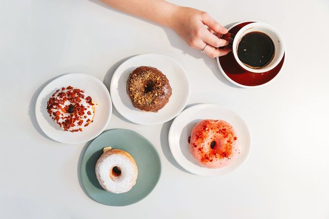 モダンなカフェのテーブル