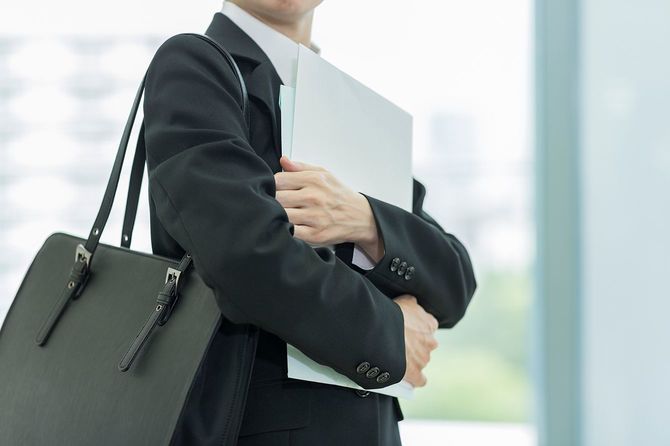 書類を抱える女性