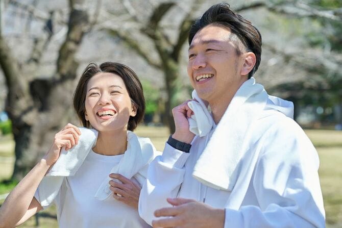 運動後の汗を拭く男女