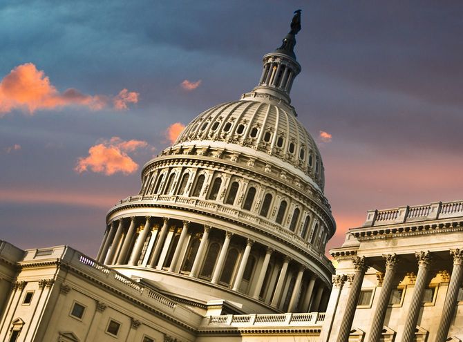 斜めのアングルのアメリカ合衆国議会議事堂