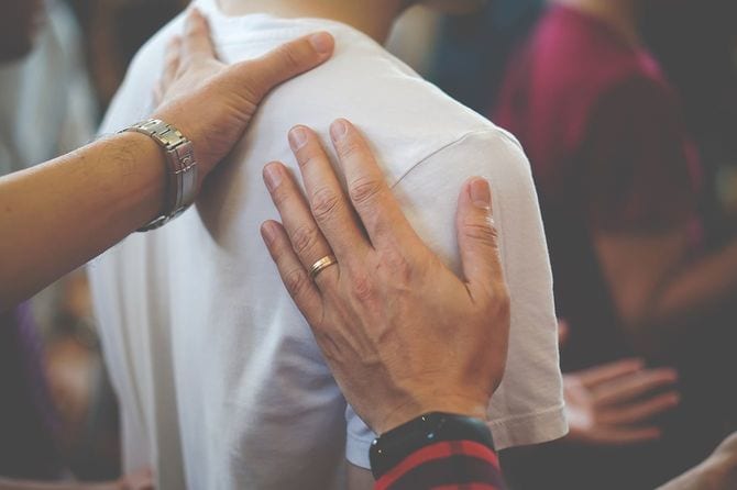 教会で一緒に祈る人々