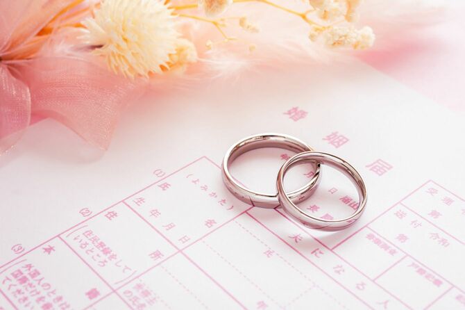 日本の婚姻届と結婚指輪