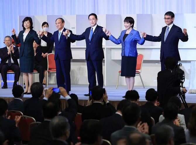 自民党総裁選を終え手を取り合う、（左から）野田聖子幹事長代行、菅義偉首相、岸田文雄新総裁、高市早苗前総務相、河野太郎規制改革担当相