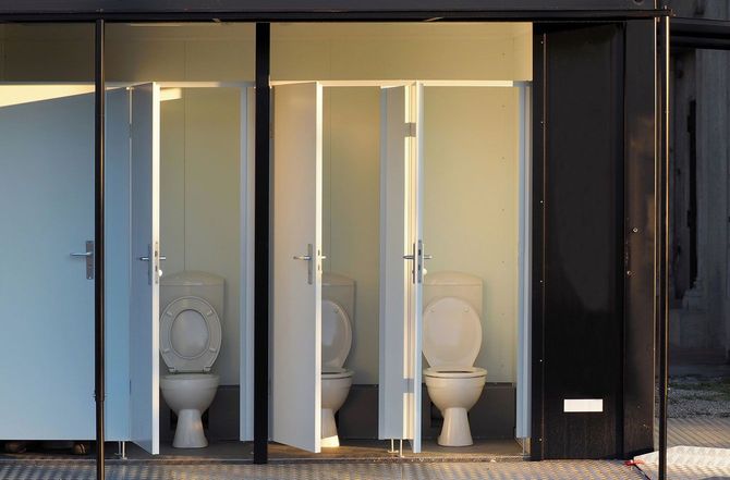 ドアが開いた仮設トイレ