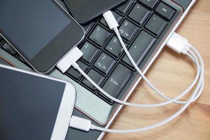 ノートパソコンと、スマホなど複数のガジェットを接続している状態