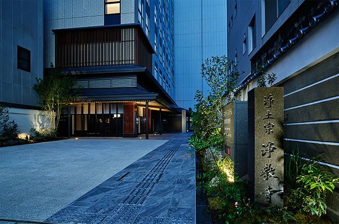 ホテルのアプローチの奥に寺域が広がる