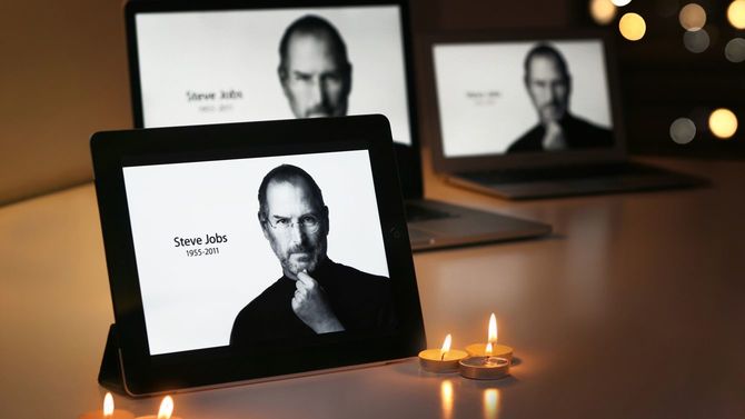 キャンドルと一緒に、スティーブ・ジョブズをiPadに表示し彼の死を悼む