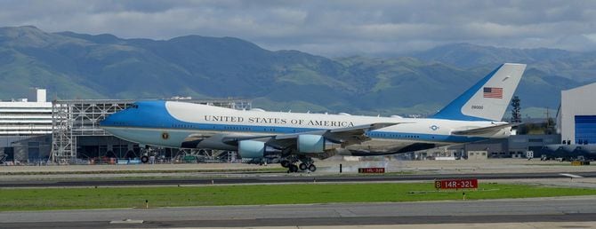エアフォースワンでモフェット空港に到着したジョー・バイデン米大統領