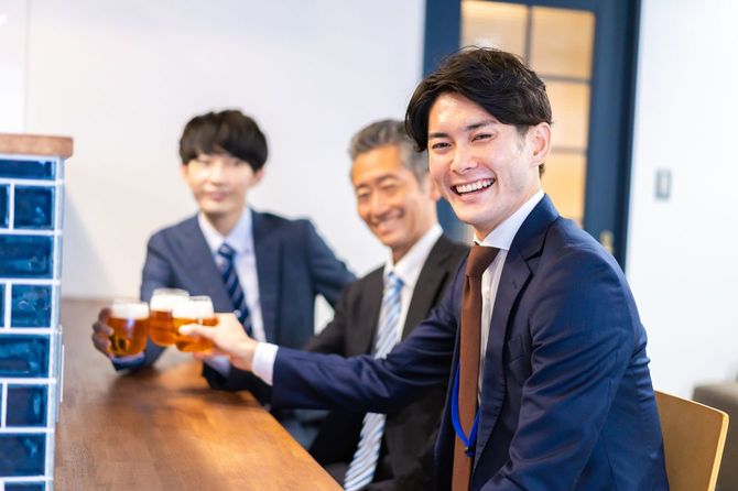 バーで乾杯する3人のサラリーマン