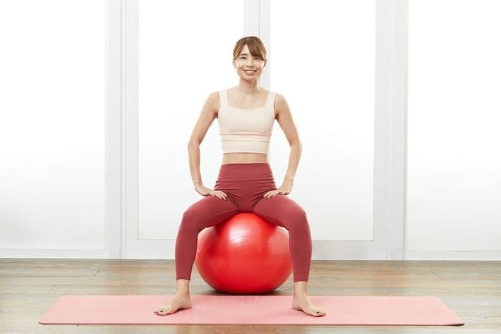 ［姿勢のポイント①］両脚は肩幅より少し広く開きます