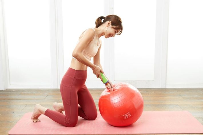 まずはハンドポンプを使ってバランスボールを膨らませましょう。これだけでも意外な運動量に…