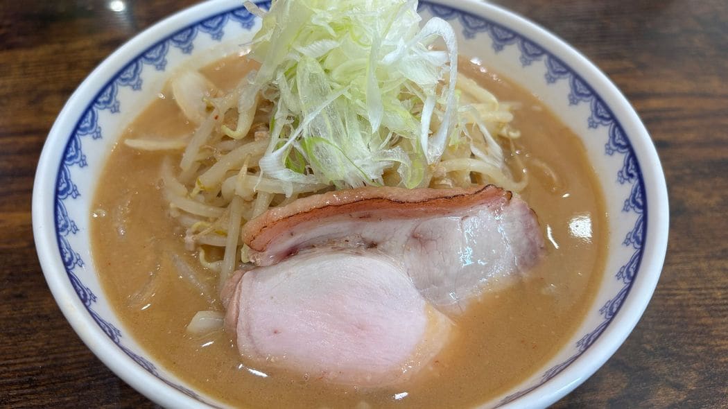 流行を追い求めない｢引き算の美学｣で大行列…｢故郷の味噌ラーメン｣に惚れた店主が妻と守り続ける｢雪国の味｣ 帰省の度に母と通った新潟･妙高｢食堂ミサ｣の味を首都圏に広げたい