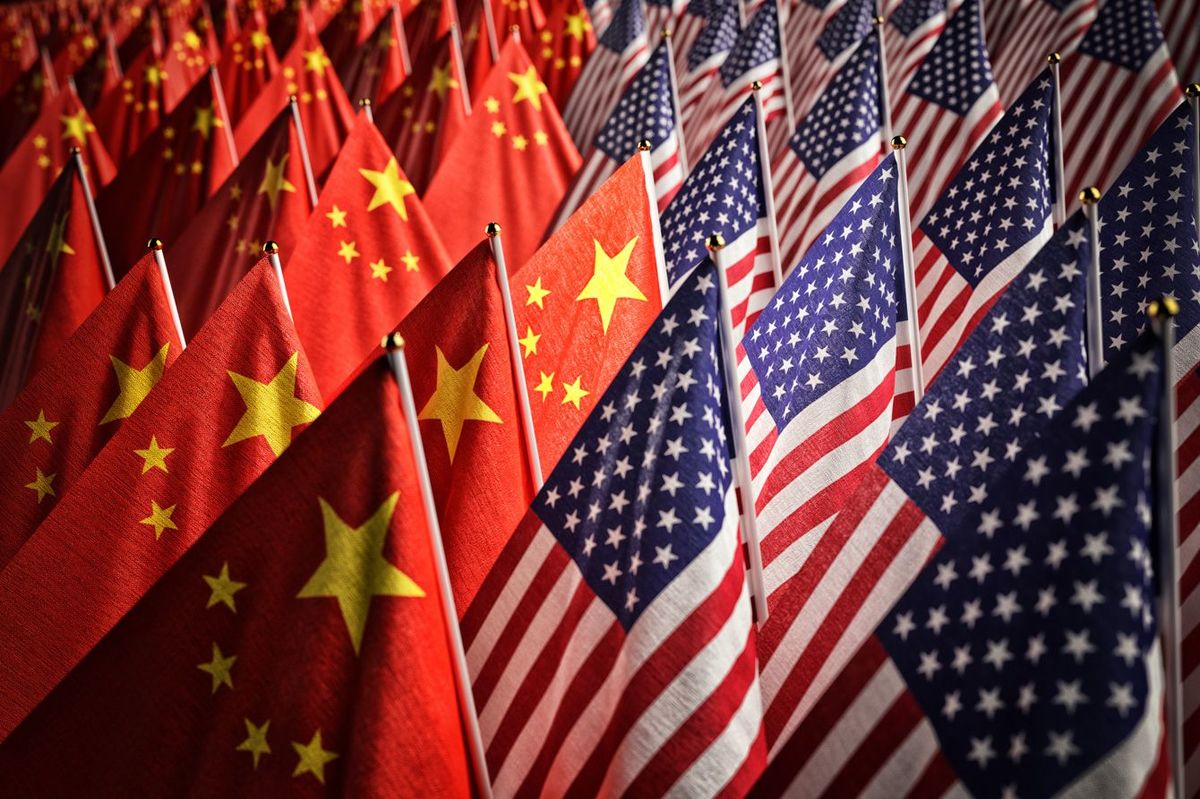 たくさんのアメリカ国旗と中国国旗が並ぶ様子
