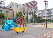 隣のおばさんが、お節介で困る。面倒な近所付き合い、どうしたらいいのか