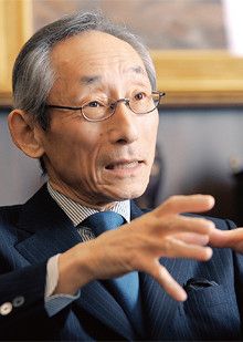 <strong>武田國男</strong>●たけだ・くにお<br>1940年、兵庫県生まれ。62年甲南大学経済学部を卒業後、武田薬品工業に入社。87年取締役、89年常務、91年専務、92年副社長、93年社長。2003年より現職。創業家6代目武田長兵衛の三男。副社長だった長兄の急逝で武田家の後継者に。医薬品事業に経営資源を集中させる大改革を行い、01年度には業界初となる連結売上高1兆円を達成した。