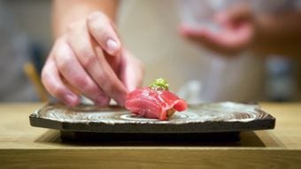 女性と寿司に行くときは必ず右側に座る…小山薫堂(62)がたどり着いた｢食事がおいしくなる｣粋なおもてなし