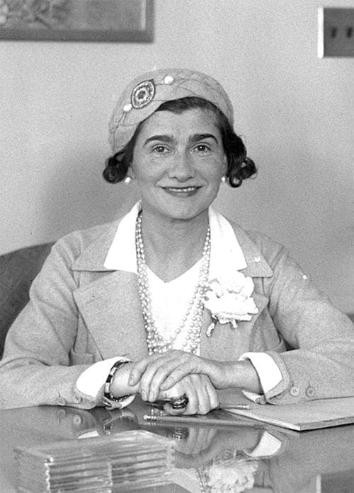 1931年、ロサンゼルス訪問中に机に向かうココ・シャネル