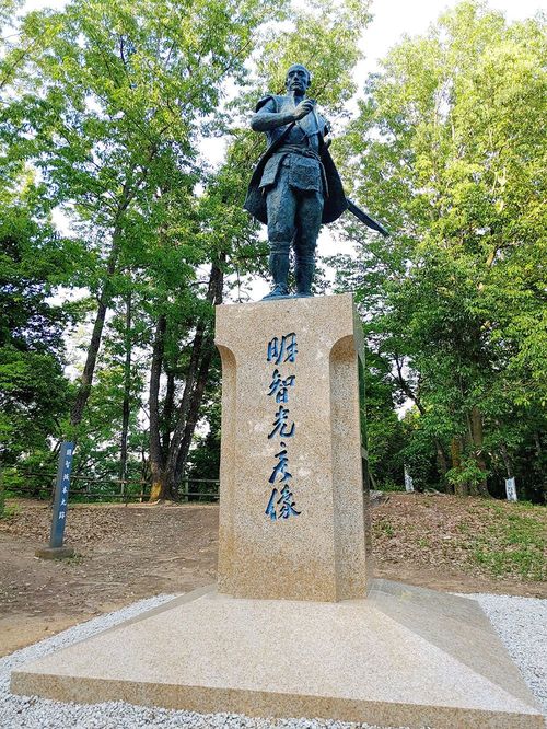 明智城本丸に2020(令和2)年に建てられた光秀像