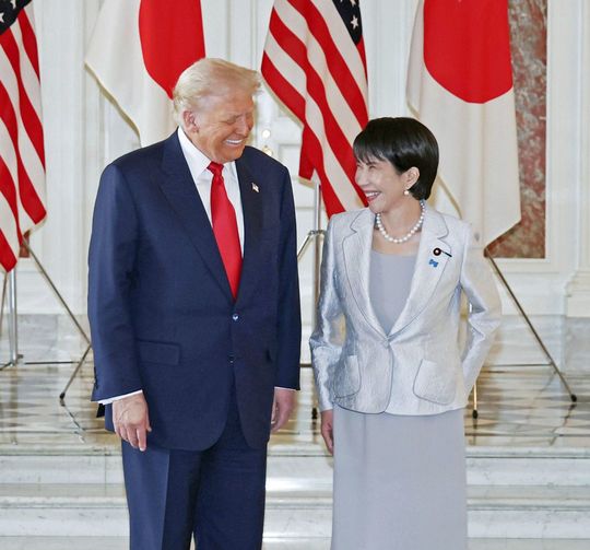 笑顔を交わす高市首相（右）とトランプ米大統領＝10月、東京・元赤坂の迎賓館