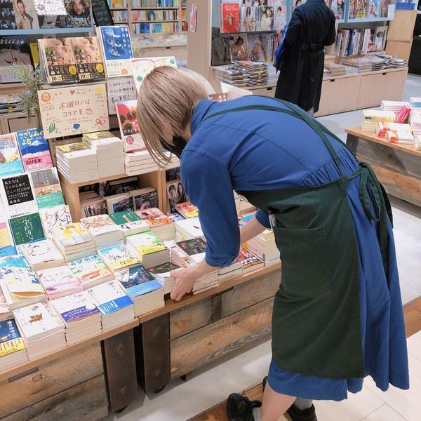 書店で働く新井さん。「レジに立っているときがすごく楽しい。お客さんが大事なお金を払って本を買う瞬間を見られるから」